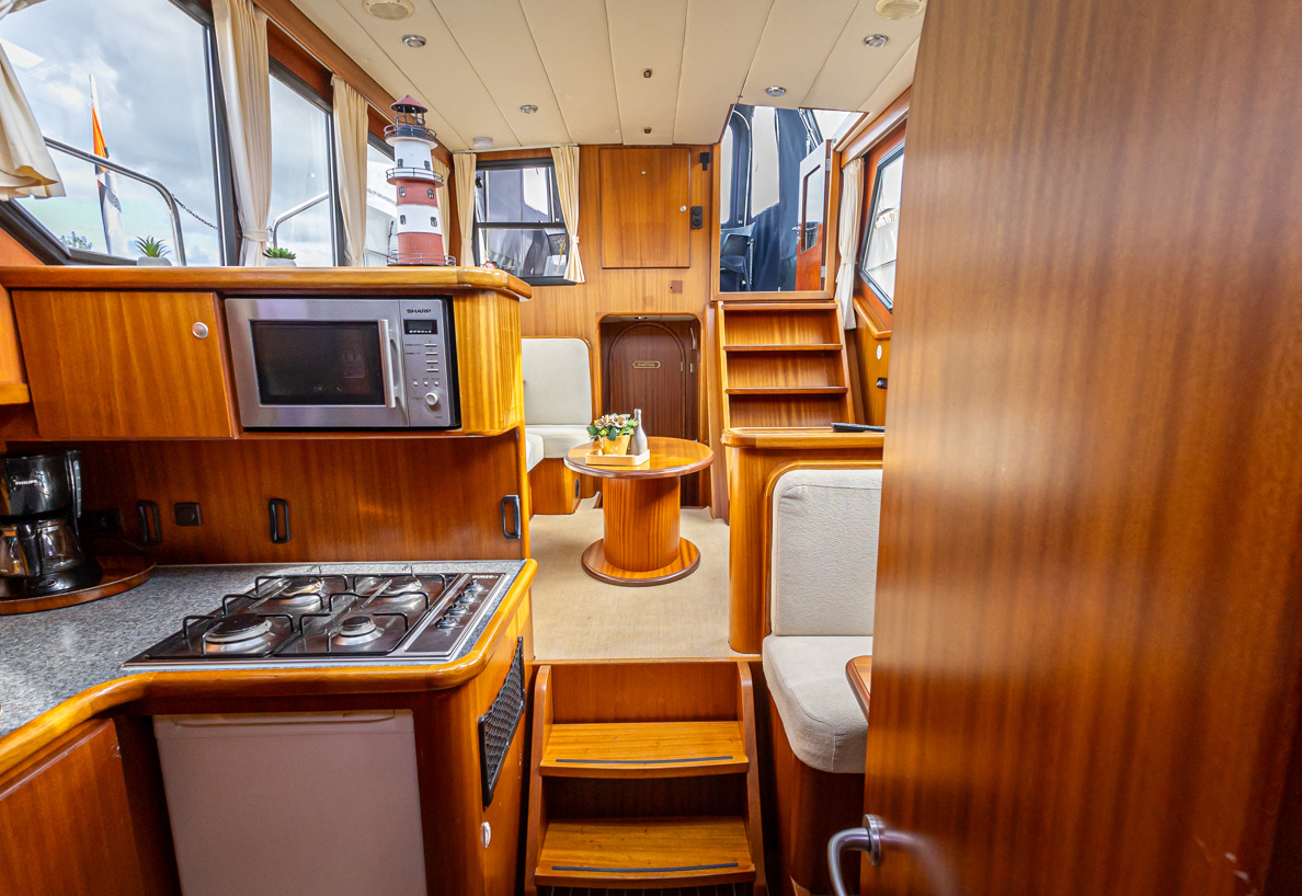 De Driesprong Yachtcharters Interieur Motorjacht Tinka 33