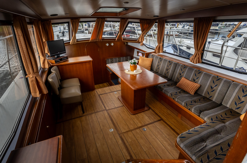 De Driesprong Yachtcharters Interieur Motorjacht Lota 34