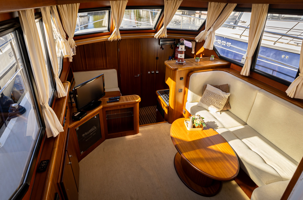 De Driesprong Yachtcharters Interieur Motorjacht Tinka 27