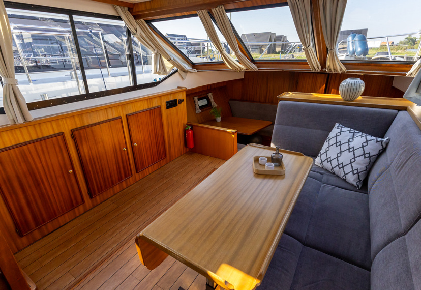 De Driesprong Yachtcharters Interieur Motorjacht Solea 26