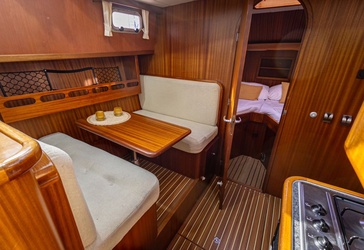 De Driesprong Yachtcharters Interieur Motorjacht Tinka 30