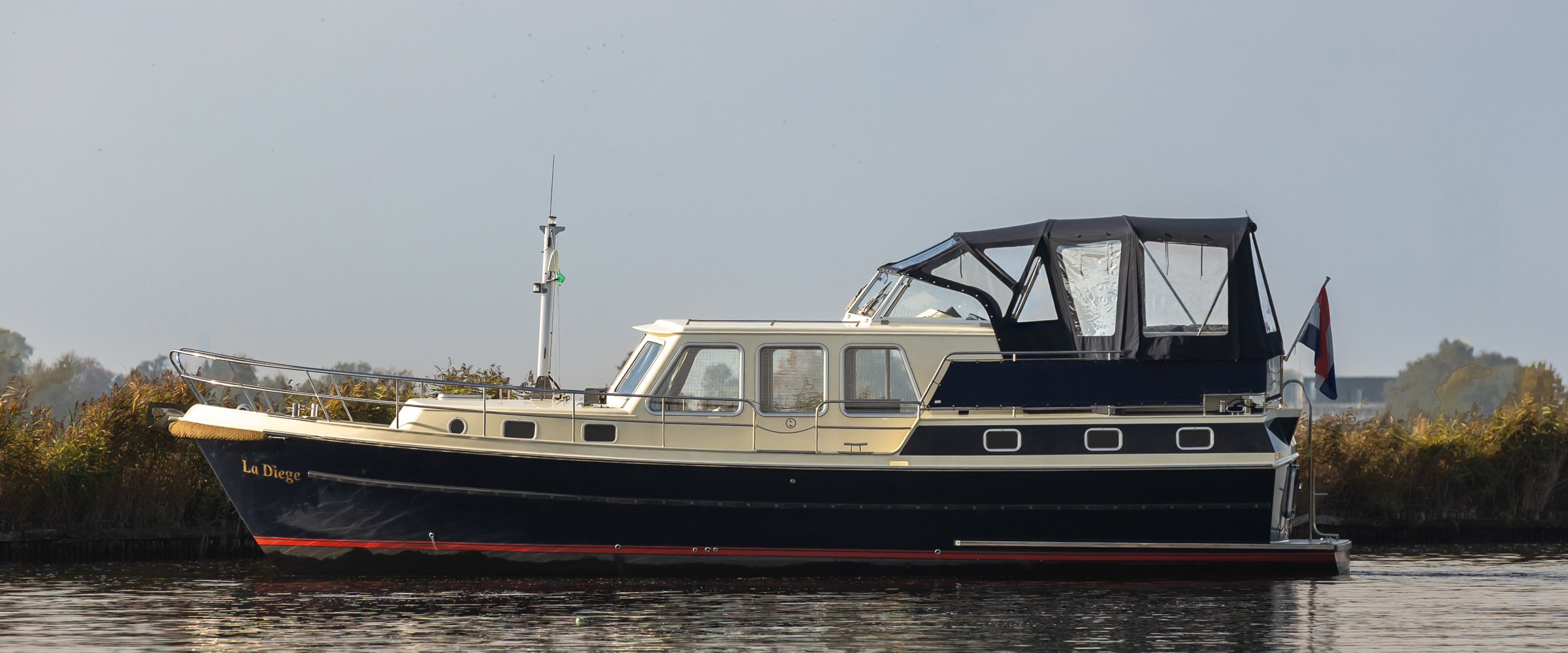 De Driesprong Yachtcharters Exterieur Motorjacht La Diege 4