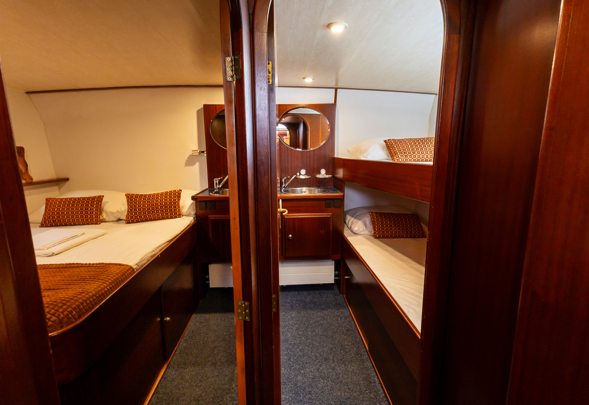 De Driesprong Yachtcharters Interieur Motorjacht Lota 48