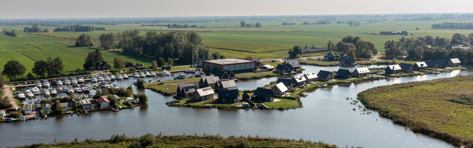 De Driesprong Yachtcharters Panoramaview Van Bedrijfspand En Haven 2