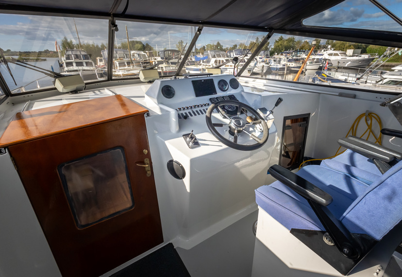 De Driesprong Yachtcharters Exterieur Motorjacht Lota 29