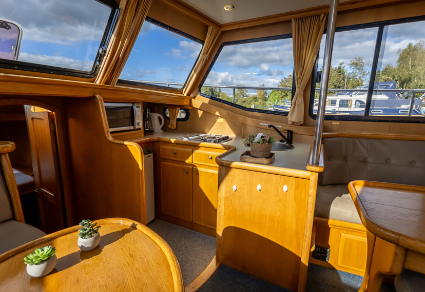 De Driesprong Yachtcharters Interieur Motorjacht La Boheme 39