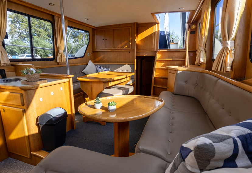 De Driesprong Yachtcharters Interieur Motorjacht La Boheme 34