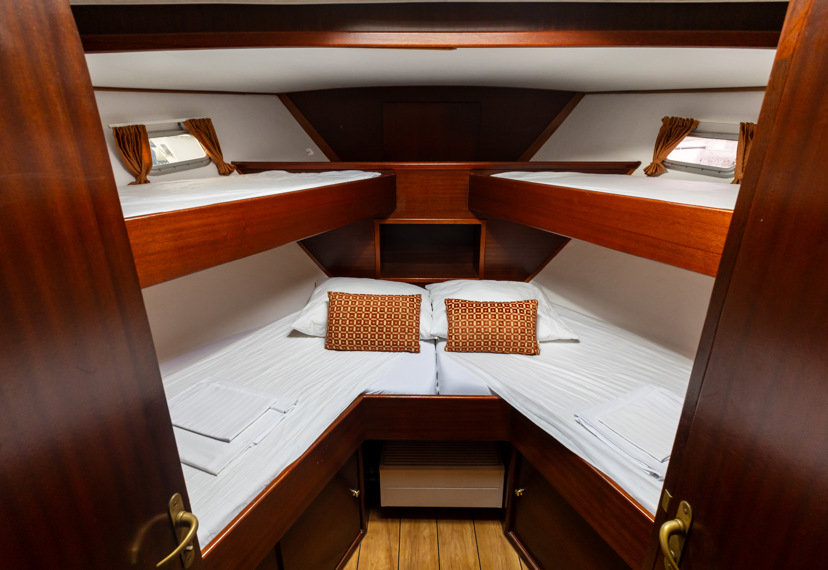 De Driesprong Yachtcharters Interieur Motorjacht Lota 40