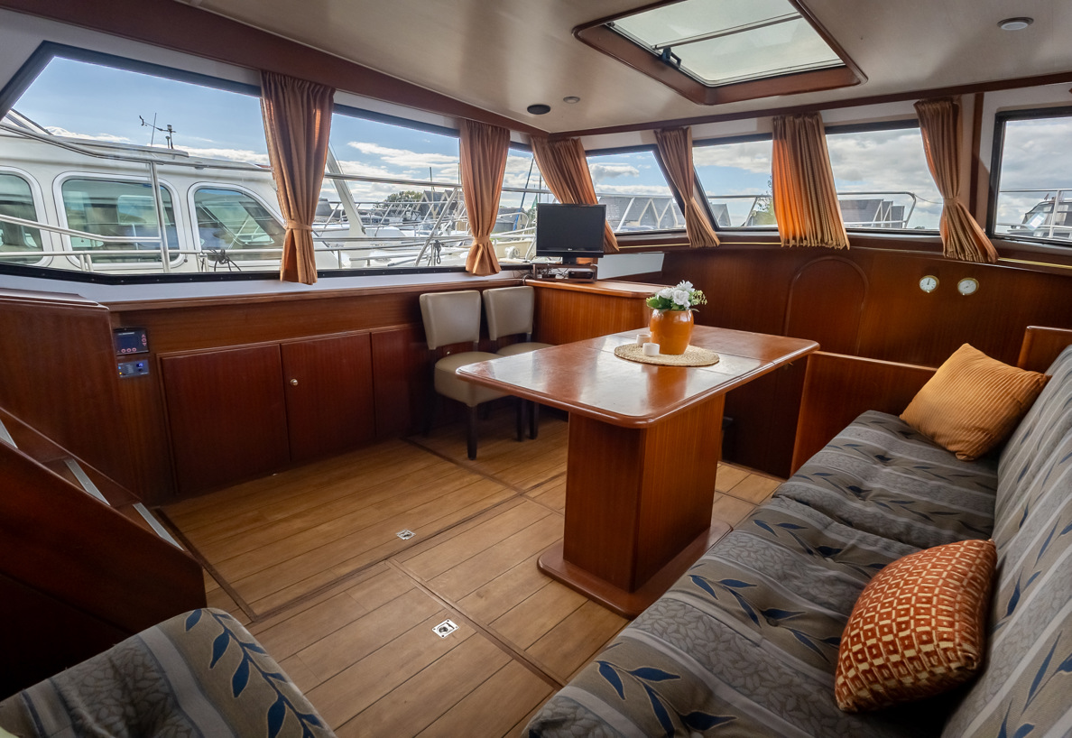 De Driesprong Yachtcharters Interieur Motorjacht Lota 35