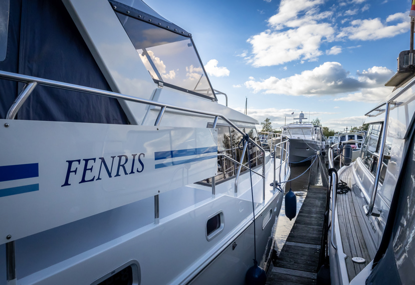 De Driesprong Yachtcharters Exterieur Motorjacht Fenris 42