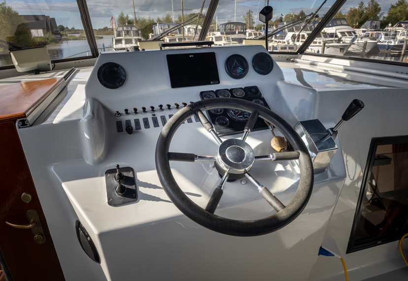 De Driesprong Yachtcharters Exterieur Motorjacht Lota 30