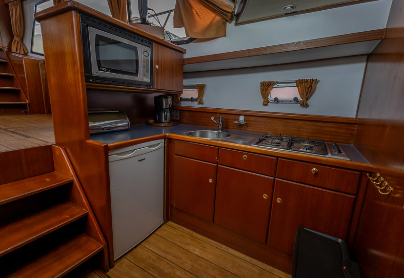 De Driesprong Yachtcharters Interieur Motorjacht Lota 38