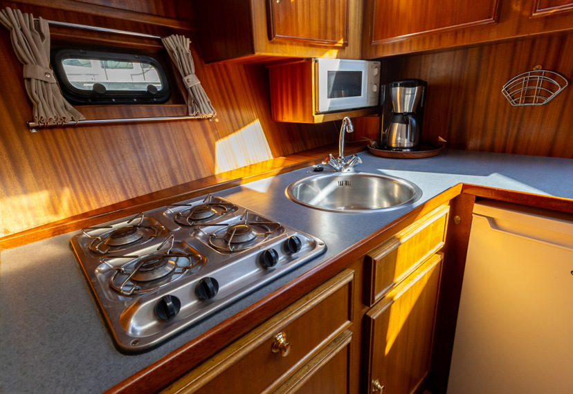 De Driesprong Yachtcharters Interieur Motorjacht Solea 21