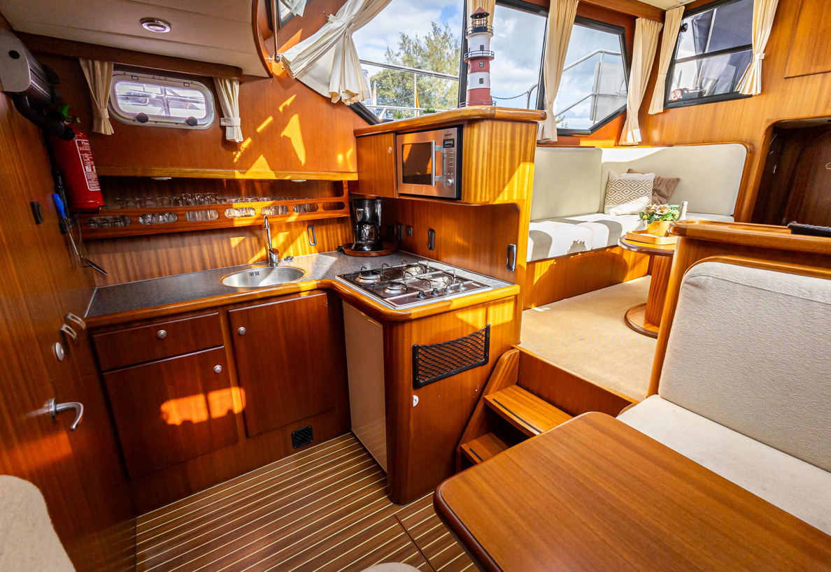 De Driesprong Yachtcharters Interieur Motorjacht Tinka 31