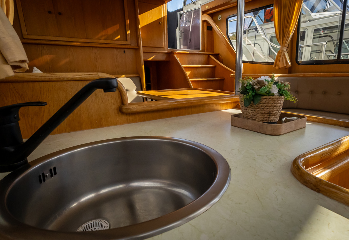 De Driesprong Yachtcharters Interieur Motorjacht La Boheme 37