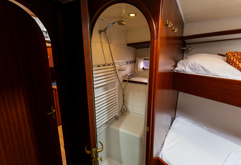 De Driesprong Yachtcharters Interieur Motorjacht Lota 41