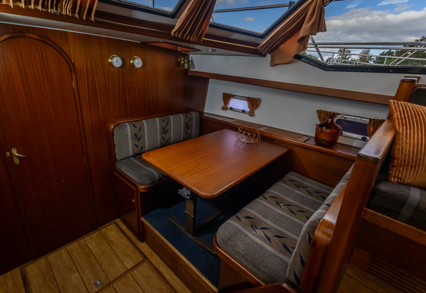 De Driesprong Yachtcharters Interieur Motorjacht Lota 37