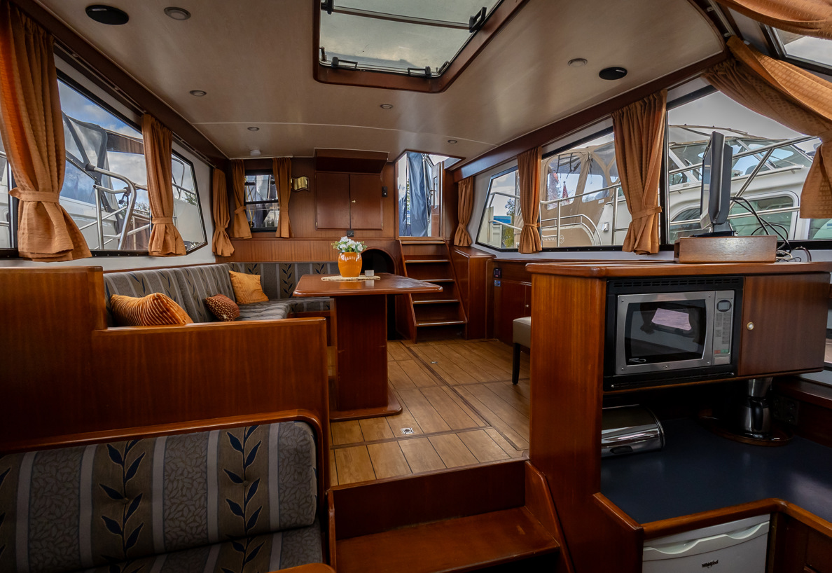 De Driesprong Yachtcharters Interieur Motorjacht Lota 39